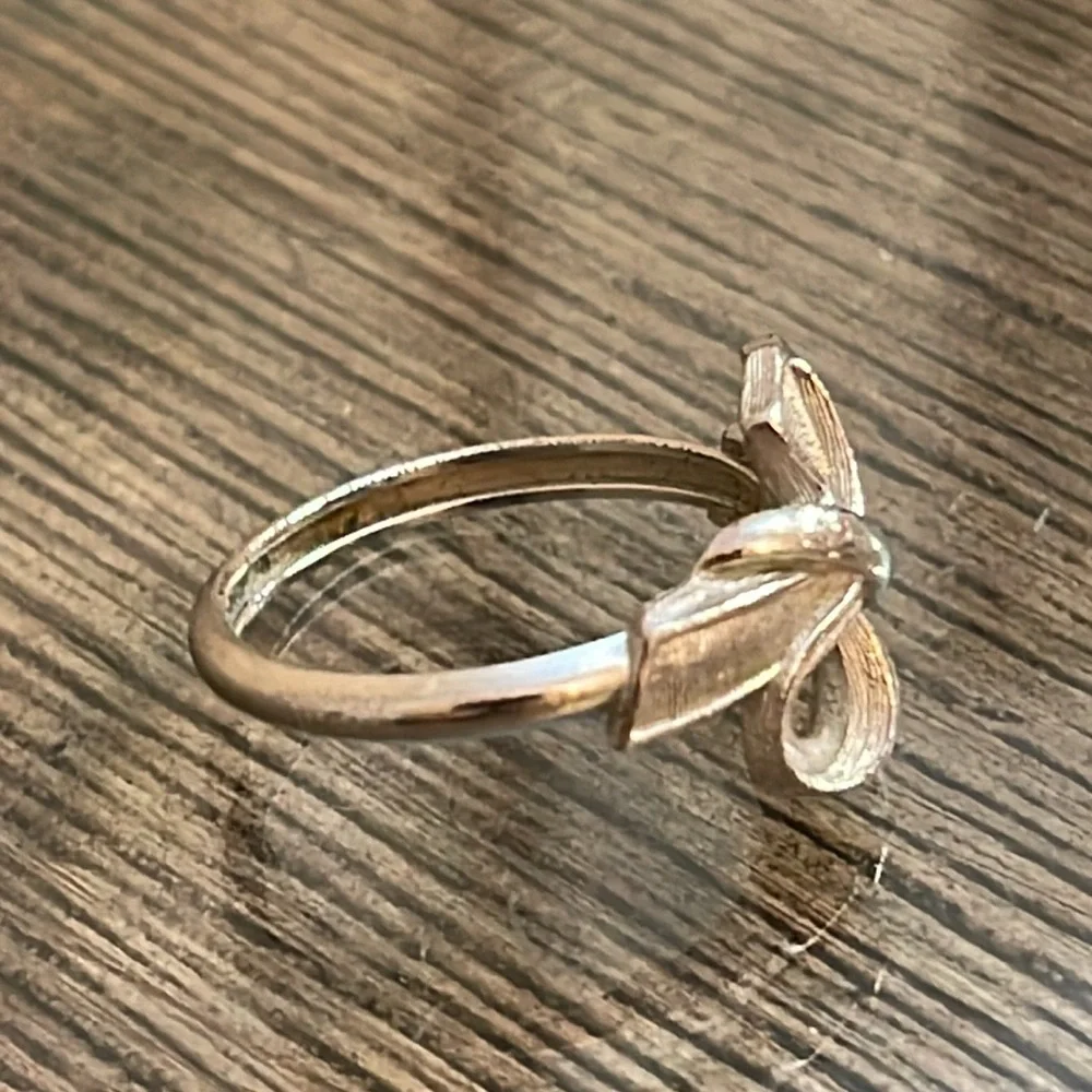 Vintage Avon 1975 Beau Knot Ring Size Medium Silver Tone Bow Ribbon Size 9.5